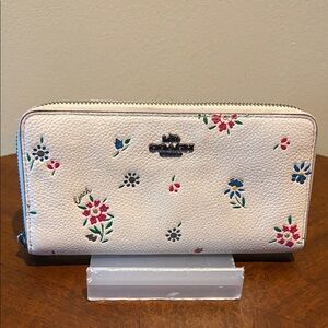 Coach Floral Wallet White/Pink blue green blooms/Silvertone Hw pebble LeatherEUC